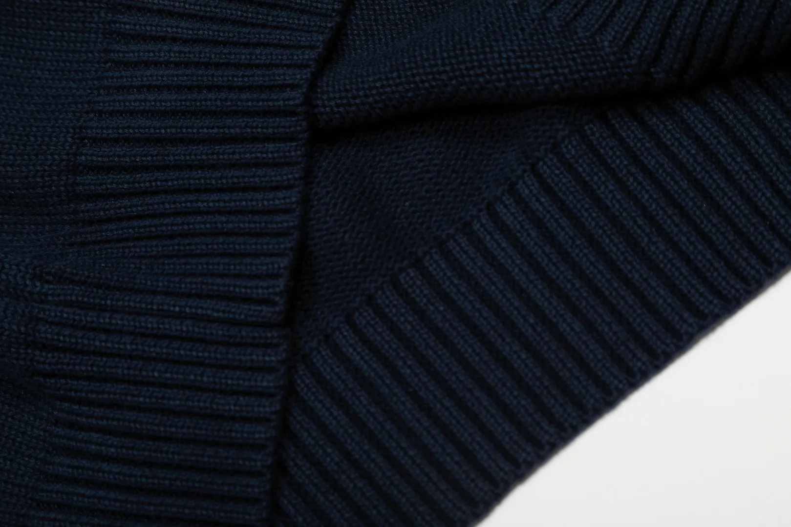 P470 Top quality" Style number: DS880# (not off the shelves all year round) [Ralph Lauren heavy industry bear golf autumn and winter couples knitted crew neck sweater] ✅Ralph Lauren Ralph Lauren classic basic bear heavy craftsman knitted sweater for men and women couples ✅Main supplier platform live broadcast wholesale entity out of stock will be replenished not removed from the shelves ✅ZP quality 1:1 version can scan the code to enter the GF website counter quality ✅detailed quality is the only one in Guangzhou Imported quality cotton yarn Focus on high-end, cost-effective, and good quality. Needless to say, the version is restored to the original version. The maximum size can be worn up to 190 pounds. Loose, comfortable and stress-free. ✅The upper body is simple and easy to match. A must-have for men. Good-looking clothes are never picky. A must-have for couples. Recommended for wardrobe. Size: S-XL Color: Navy